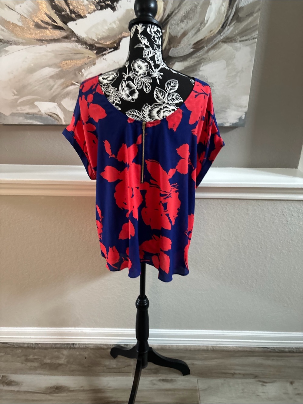 BOLD elements Navy Blue and Red Floral Short Sleeve Scoop Neck Top